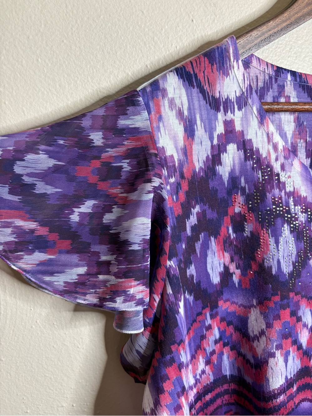 Chico’s 3 XL Purple Ikat Print Flutter Sleeve Rhinestone V-Neck Boho Blouse Top - Picture 5 of 11